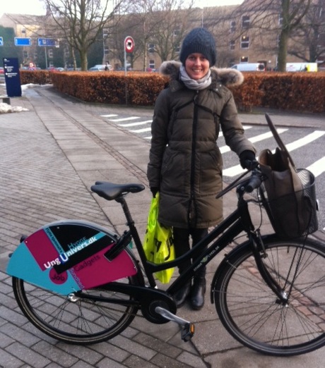studerende får udleveret en gratis cykel